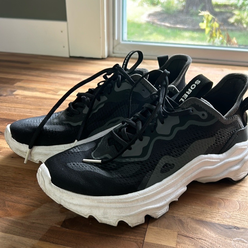 Sorrel black sneakers